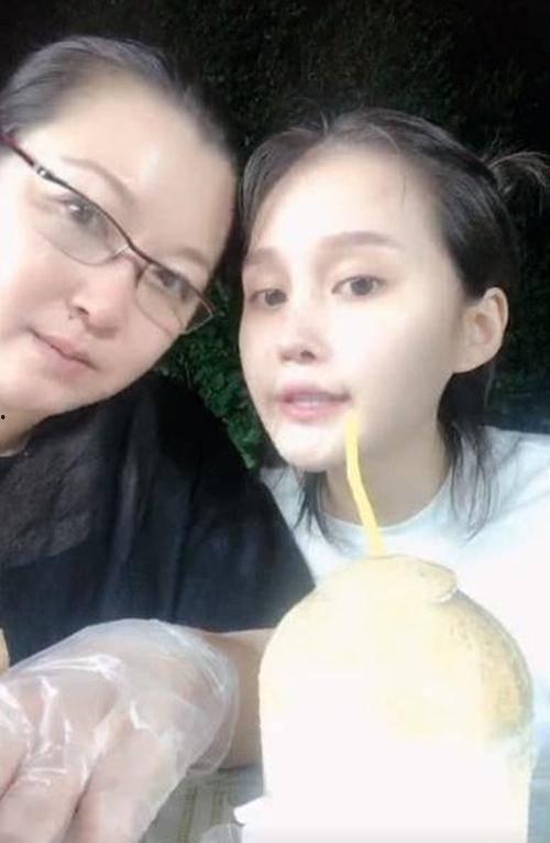 我妻子和女儿在线播放,妻子与女儿共度美好时光